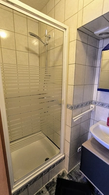 Zimmer 6 - Kompaktes Einzelzimmer - Das freundlich eingerichtete Einzelzimmer bietet eine angenehme und ruhige Atmos...