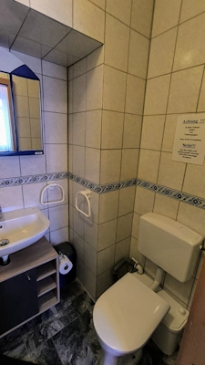 Zimmer 6 - Kompaktes Einzelzimmer - Das freundlich eingerichtete Einzelzimmer bietet eine angenehme und ruhige Atmos...