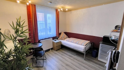 Zimmer 6 - Kompaktes Einzelzimmer - Das freundlich eingerichtete Einzelzimmer bietet eine angenehme und ruhige Atmos...