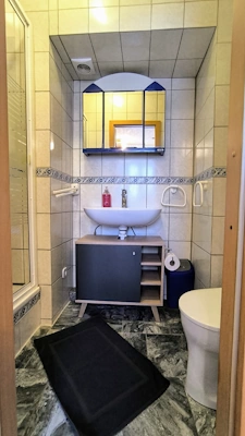 Zimmer 6 - Kompaktes Einzelzimmer - Das freundlich eingerichtete Einzelzimmer bietet eine angenehme und ruhige Atmos...