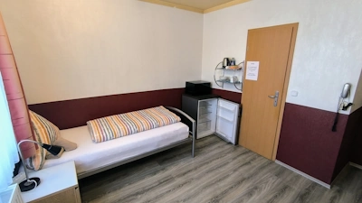 Zimmer 6 - Kompaktes Einzelzimmer - Das freundlich eingerichtete Einzelzimmer bietet eine angenehme und ruhige Atmos...